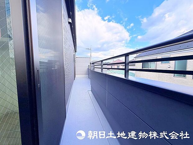 住まいに開放感をプラスするバルコニー。日当たりや風通しを感じながら、心地よい時間を過ごせる場所です。 
