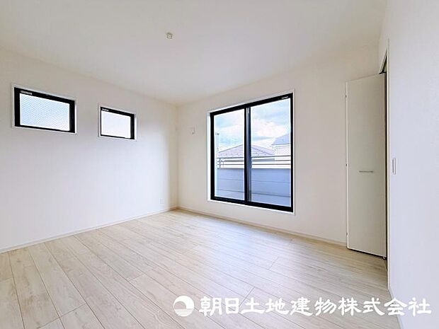 住まう方の生活スタイルに合わせて自由に使える居室。家具やインテリアで自分らしい空間づくりを楽しめます。 