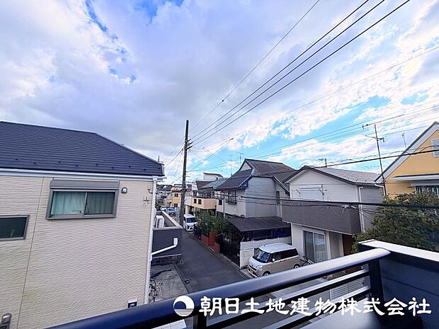 視界が広がる眺望は、住まいに開放感をもたらす魅力のひとつ。日常の中でゆったりとした時間を楽しめます。 