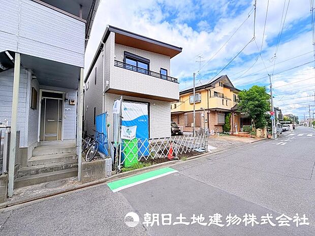 街並みに調和する新しい住まいが建築中です。周辺環境とのバランスを大切にした、快適な暮らしを叶える住まいの完成をお楽しみください。