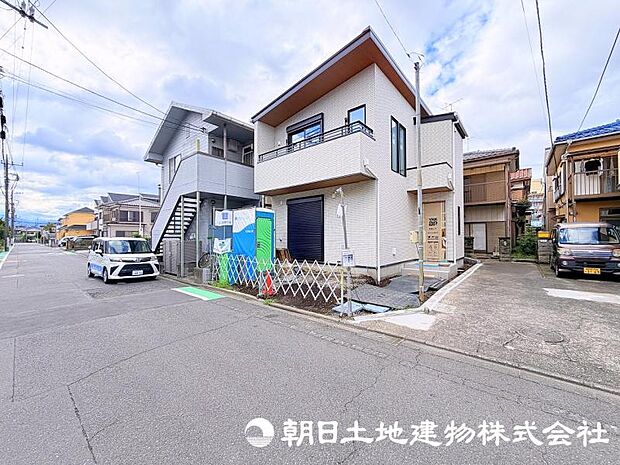 現在建築中の注目物件です。街の景観に配慮した外観と、暮らしやすさを考えた住まいが完成予定です。新しい街の一員となる住まいの誕生をお楽しみください。