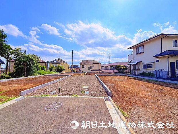 街並みに調和する新しい住まいが建築中です。周辺環境とのバランスを大切にした、快適な暮らしを叶える住まいの完成をお楽しみください。