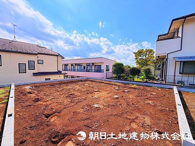現在建築中の注目物件です。街の景観に配慮した外観と、暮らしやすさを考えた住まいが完成予定です。新しい街の一員となる住まいの誕生をお楽しみください。