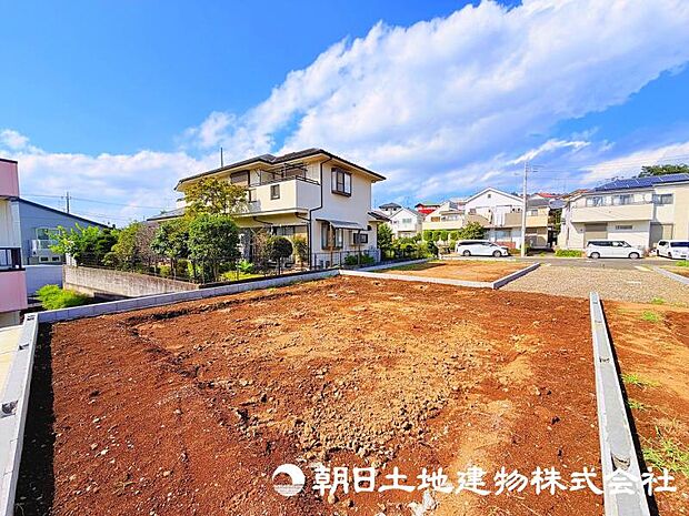 新しい街の一角に誕生する、魅力ある住まいです。周囲の環境と調和しながら、家族の時間を豊かに育む空間を目指しています。