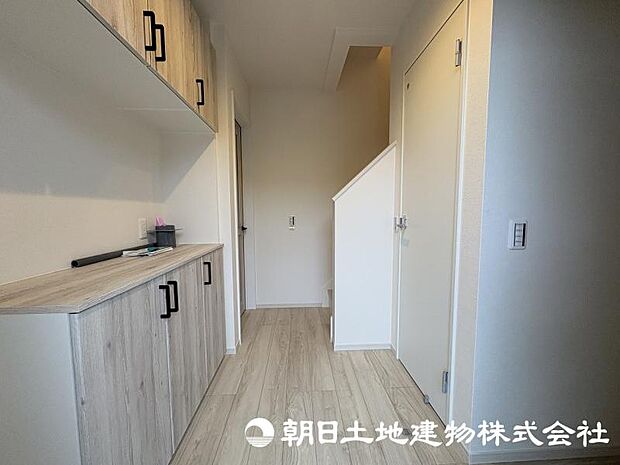 住まいの第一印象を演出する玄関。ご家族やゲストを心地よく迎え入れる、明るく清潔感のある空間です。 
