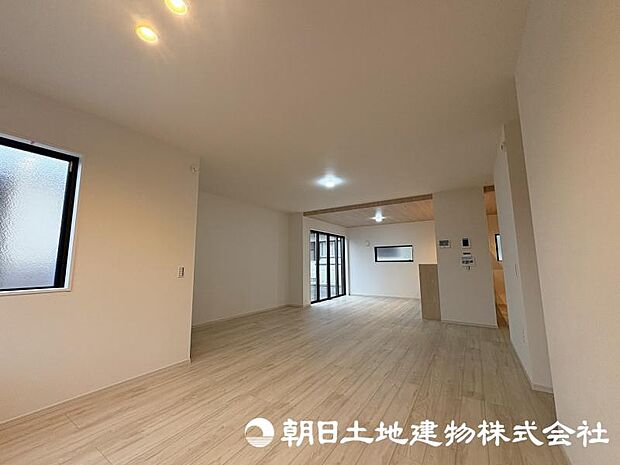 家族が自然と集まるリビングは、毎日の暮らしを心地よく彩る安らぎの空間です。家具の配置やインテリア次第で、お好みの雰囲気にコーディネートできます。 
