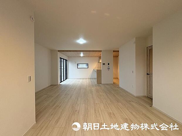 住まう方のライフスタイルに合わせて自由に使えるリビング空間。家族団らんの時間はもちろん、趣味やくつろぎのひとときにもぴったりです。 