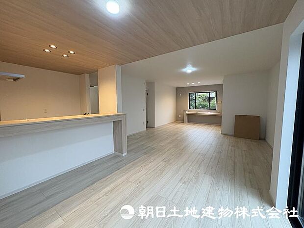 日々の暮らしの中心となるリビングは、居心地の良さと使いやすさを兼ね備えた空間です。家族との会話を楽しみながら、快適な時間を過ごせます。 