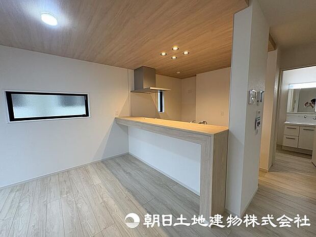 リビングは家族のコミュニケーションが生まれる憩いの空間。食事や団らん、リラックスタイムなど、さまざまなシーンで活躍します。 