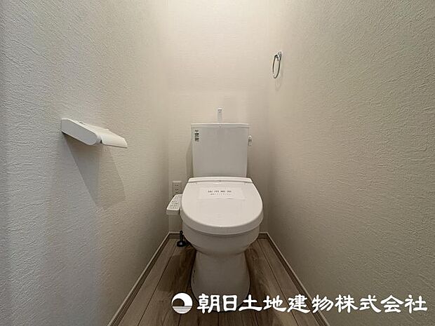 毎日使う場所だからこそ、清潔感と使いやすさが大切なトイレ。快適な暮らしをサポートする落ち着いた空間です。 