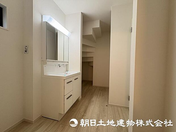 朝の準備から帰宅後の手洗いまで、家族みんなが使いやすい洗面所。快適な暮らしを支える実用的なスペースです。 