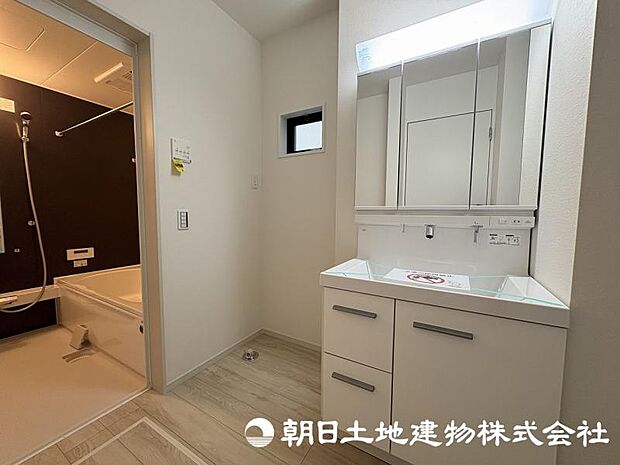 朝の準備から帰宅後の手洗いまで、家族みんなが使いやすい洗面所。快適な暮らしを支える実用的なスペースです。 
