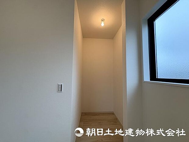 日々増える荷物もすっきり片付けられる収納スペース。居住空間を広く快適に使える便利な設備です。 