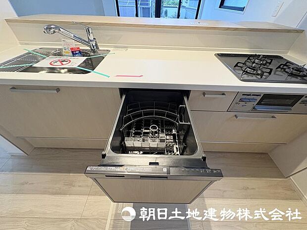 食器洗いの負担を軽減してくれる食洗器を備えたキッチン。家事の効率化をサポートし、ゆとりある時間を生み出します。 
