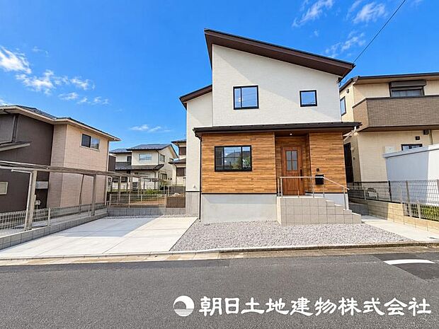 流行りに惑わされないモダンな外観は、主張し過ぎず、又、平凡になり過ぎず、閑静な街によく映えます。 