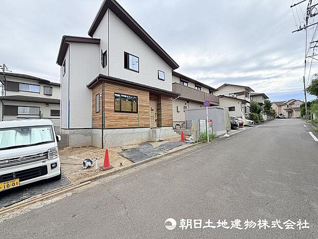 街並みに調和する新しい住まいが建築中です。周辺環境とのバランスを大切にした、快適な暮らしを叶える住まいの完成をお楽しみください。 