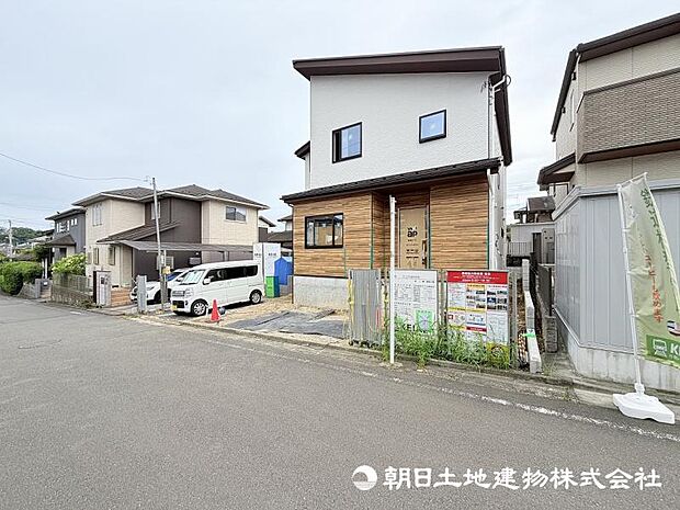 現在建築中の注目物件です。街の景観に配慮した外観と、暮らしやすさを考えた住まいが完成予定です。新しい街の一員となる住まいの誕生をお楽しみください。 