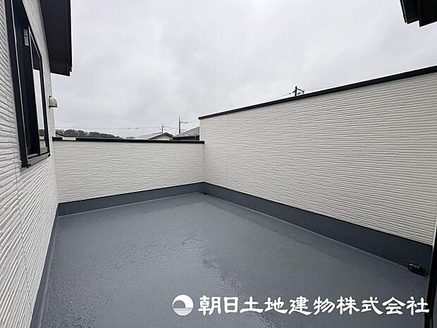 住まいに開放感をプラスするバルコニー。日当たりや風通しを感じながら、心地よい時間を過ごせる場所です。 