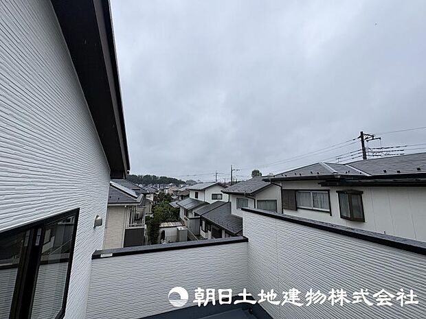 視界が広がる眺望は、住まいに開放感をもたらす魅力のひとつ。日常の中でゆったりとした時間を楽しめます。 