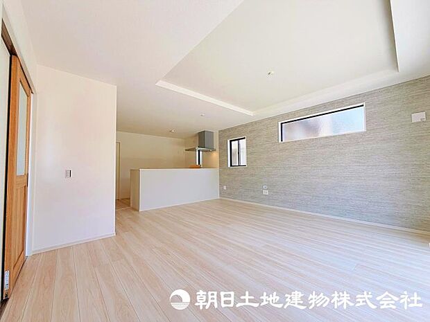 家族が自然と集まるリビングは、毎日の暮らしを心地よく彩る安らぎの空間です。家具の配置やインテリア次第で、お好みの雰囲気にコーディネートできます。