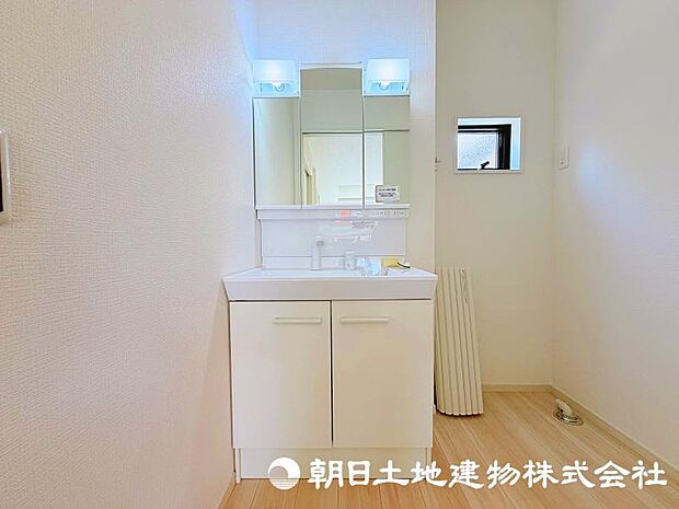 朝の準備から帰宅後の手洗いまで、家族みんなが使いやすい洗面所。快適な暮らしを支える実用的なスペースです。