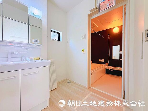 朝の準備から帰宅後の手洗いまで、家族みんなが使いやすい洗面所。快適な暮らしを支える実用的なスペースです。