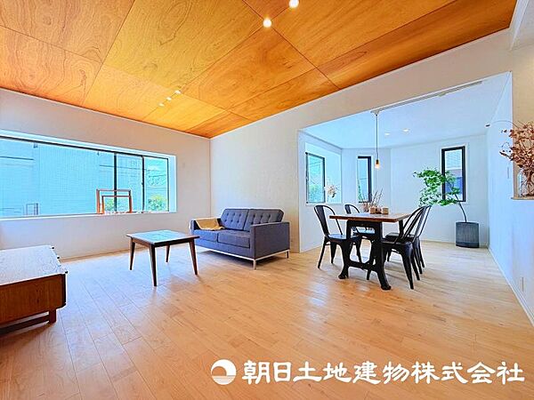家族が自然と集まるリビングは、毎日の暮らしを心地よく彩る安らぎの空間です。家具の配置やインテリア次第で、お好みの雰囲気にコーディネートできます。