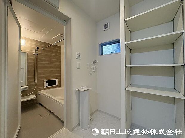 ＜洗面室＞タオル等を収納できる可動棚もあり便利です。