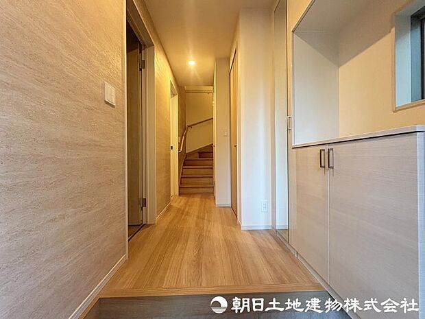 ＜玄関＞お出かけ前の身だしなみをチェックできるミラー付きです。
