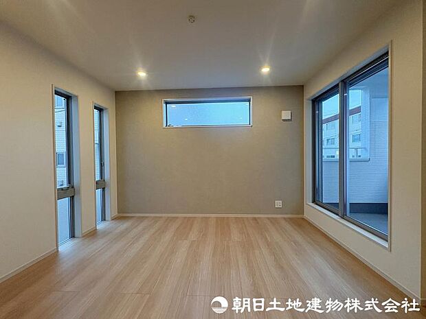 ＜リビング＞三方向に窓がある明るい三面採光のリビング空間です。
