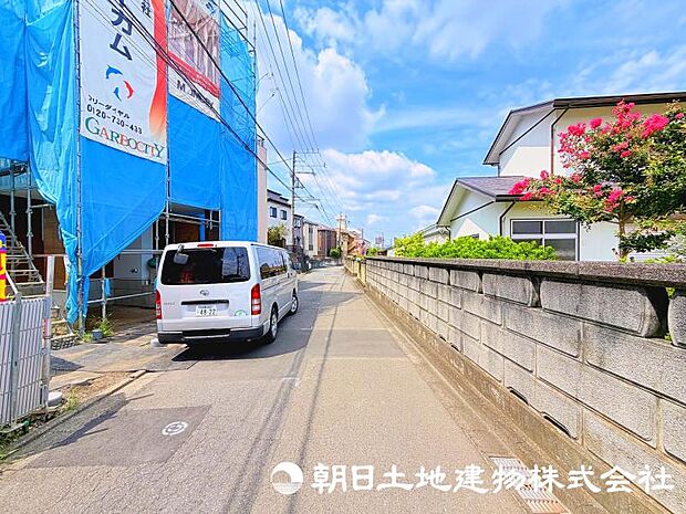 <現地>交通量の少ない道路に面して安心いただけます。