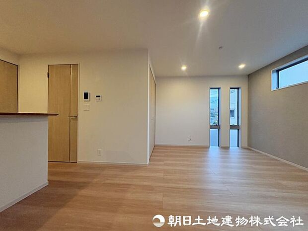 ＜ダイニング＞対面キッチン前の広いダイニングスペースでお食事を召し上がっていただけます。