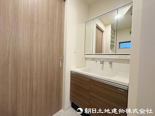 <洗面室>すっきりと収納ができる三面鏡タイプの洗面台です。