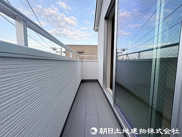 <バルコニー>2階3階の2面バルコニーです。