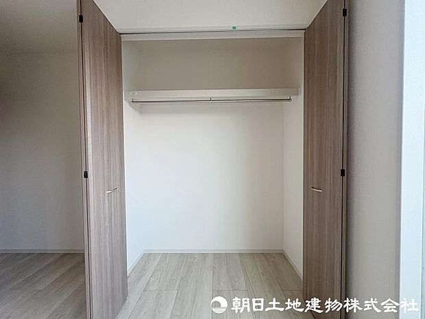 <収納>お洋服をすっきりと収納ができるクローゼットも各洋室にあります。