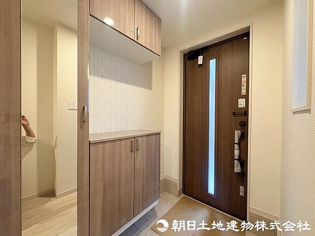 <玄関>お出かけ前の身だしなみをチェックできるミラー付きです。