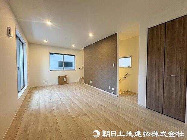 <リビング>アクセントクロスがお洒落な空間となっています。