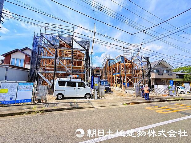 街並みに調和する新しい住まいが建築中です。周辺環境とのバランスを大切にした、快適な暮らしを叶える住まいの完成をお楽しみください。