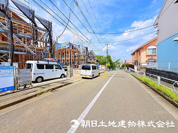 現在建築中の注目物件です。街の景観に配慮した外観と、暮らしやすさを考えた住まいが完成予定です。新しい街の一員となる住まいの誕生をお楽しみください。