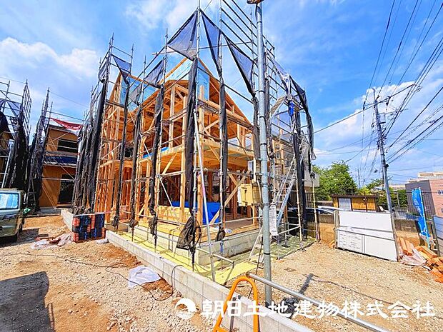 新しい街の一角に誕生する、魅力ある住まいです。周囲の環境と調和しながら、家族の時間を豊かに育む空間を目指しています。