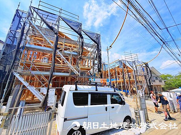 街並みに調和する新しい住まいが建築中です。周辺環境とのバランスを大切にした、快適な暮らしを叶える住まいの完成をお楽しみください。
