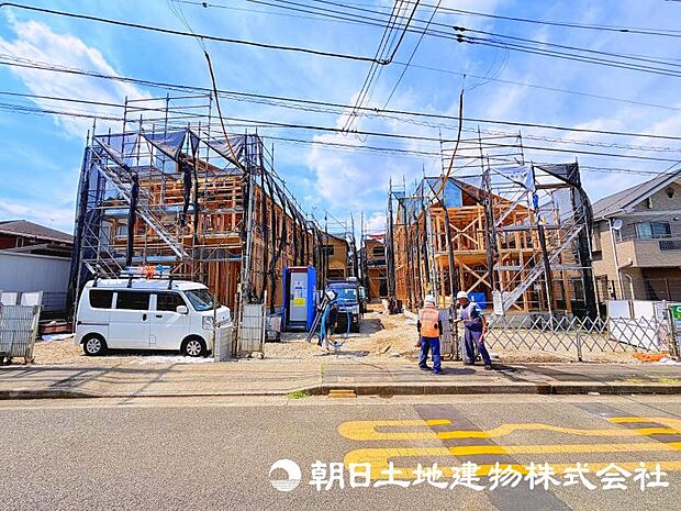 現在建築中の注目物件です。街の景観に配慮した外観と、暮らしやすさを考えた住まいが完成予定です。新しい街の一員となる住まいの誕生をお楽しみください。