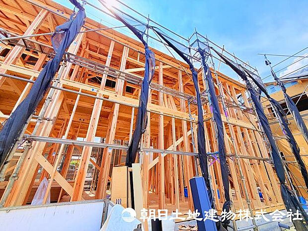 現在建築中の注目物件です。街の景観に配慮した外観と、暮らしやすさを考えた住まいが完成予定です。新しい街の一員となる住まいの誕生をお楽しみください。