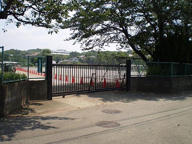 横山第一小学校まで約1240m