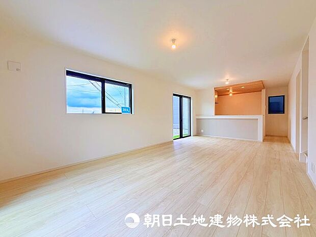 家族が自然と集まるリビングは、毎日の暮らしを心地よく彩る安らぎの空間です。家具の配置やインテリア次第で、お好みの雰囲気にコーディネートできます。 