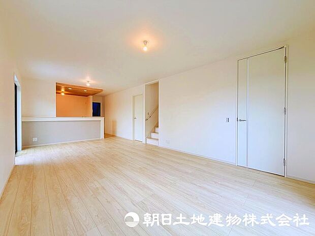 日々の暮らしの中心となるリビングは、居心地の良さと使いやすさを兼ね備えた空間です。家族との会話を楽しみながら、快適な時間を過ごせます。 