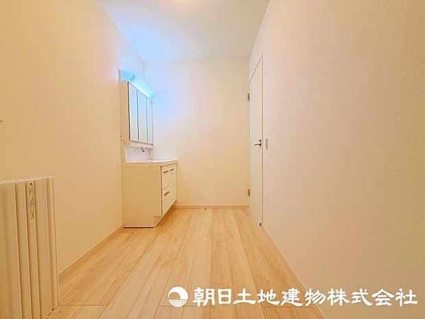 朝の準備から帰宅後の手洗いまで、家族みんなが使いやすい洗面所。快適な暮らしを支える実用的なスペースです。 