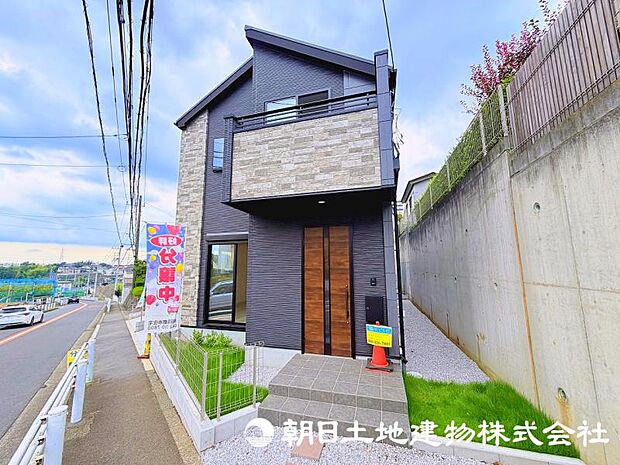 流行りに惑わされないモダンな外観は、主張し過ぎず、又、平凡になり過ぎず、閑静な街によく映えます。 