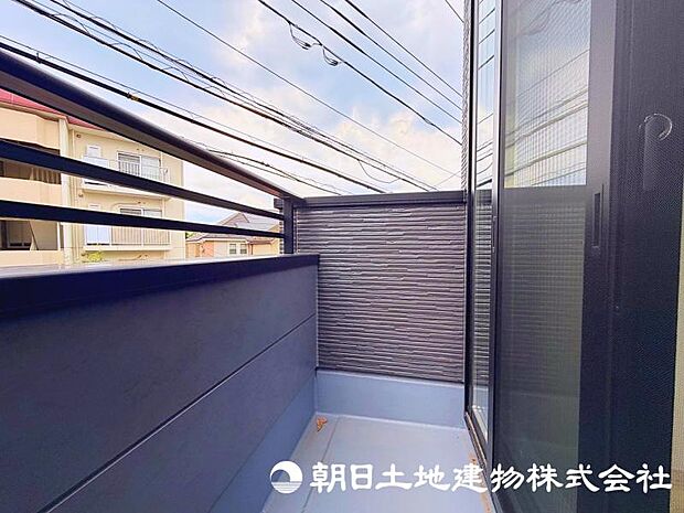 住まいに開放感をプラスするバルコニー。日当たりや風通しを感じながら、心地よい時間を過ごせる場所です。 