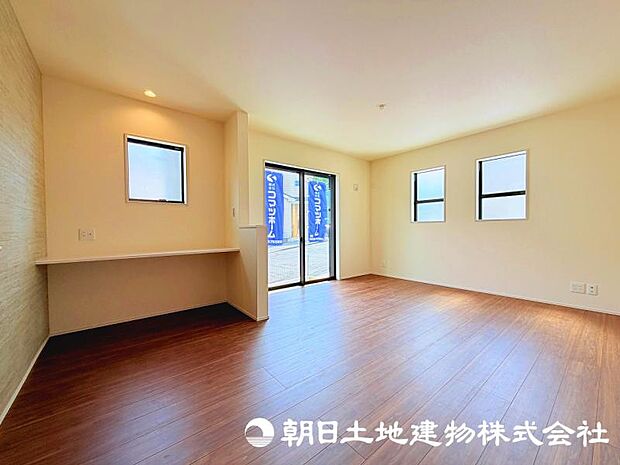 日々の暮らしの中心となるリビングは、居心地の良さと使いやすさを兼ね備えた空間です。家族との会話を楽しみながら、快適な時間を過ごせます。